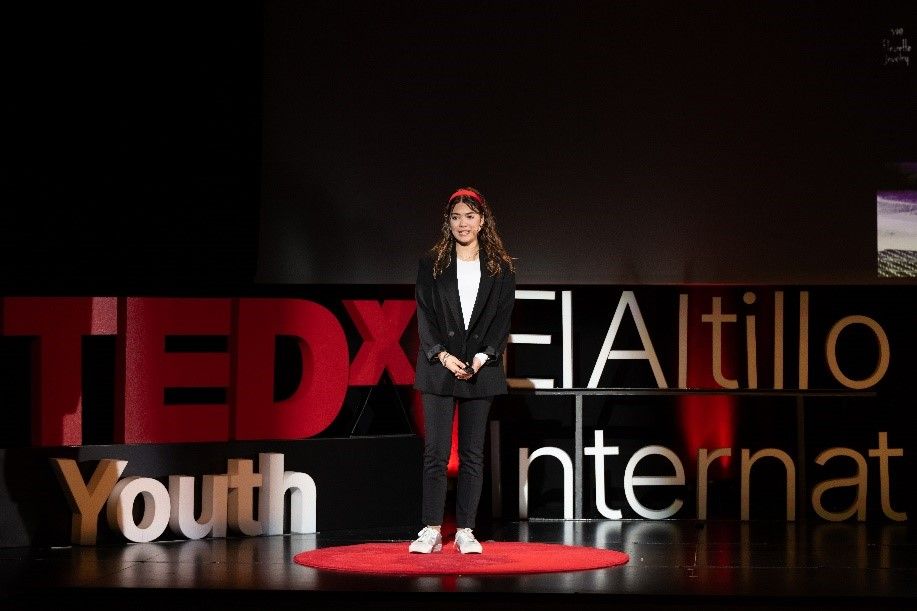 Lillian, alumna de International School Andalucía, deslumbra con su participación en el TEDxEl Altillo International School Youth
